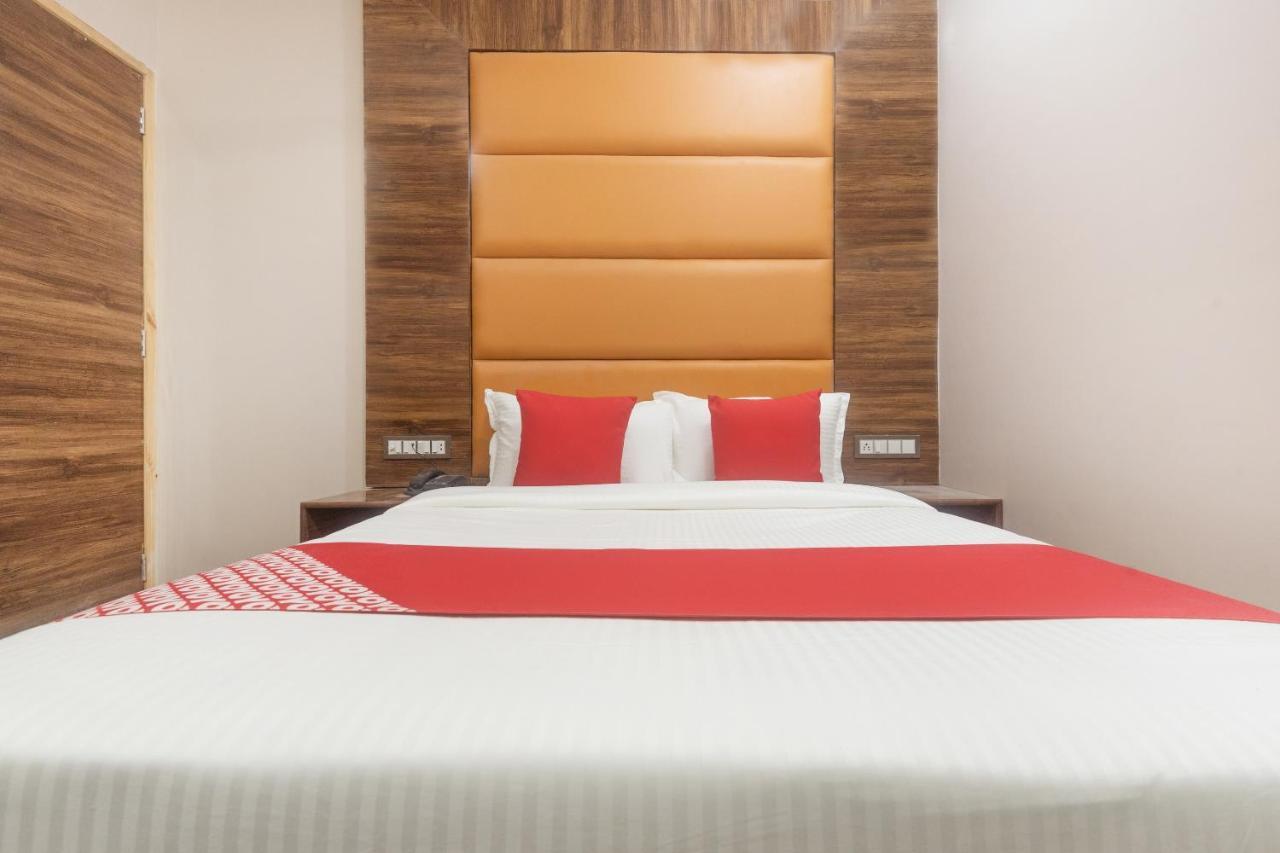 Hotel Blue Executive Near Chhatrapati Shivaji International Airport Мумбай Екстериор снимка