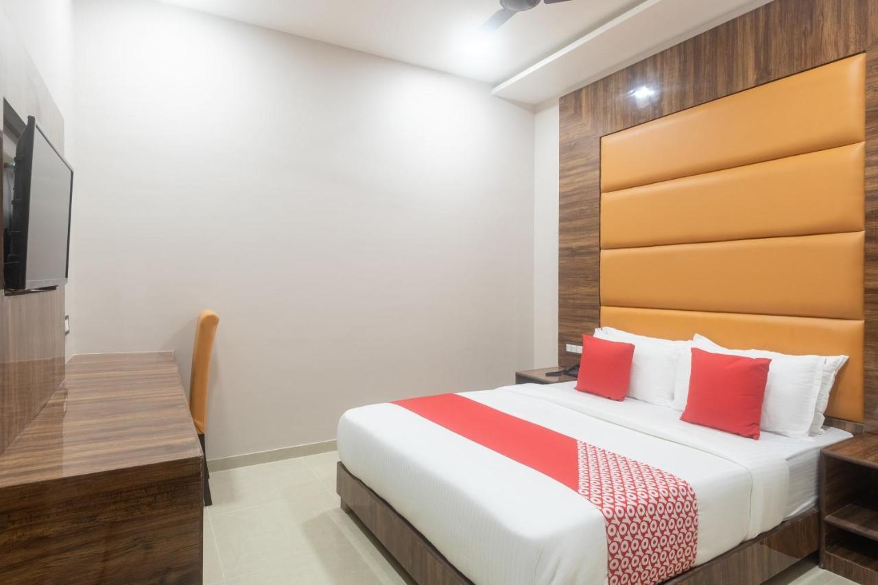 Hotel Blue Executive Near Chhatrapati Shivaji International Airport Мумбай Екстериор снимка