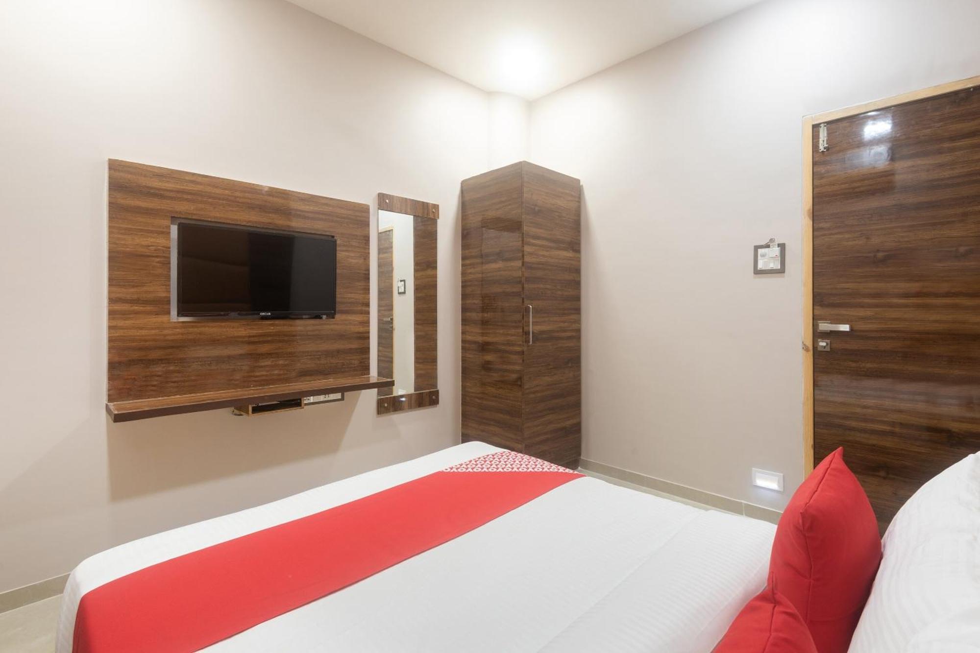 Hotel Blue Executive Near Chhatrapati Shivaji International Airport Мумбай Екстериор снимка