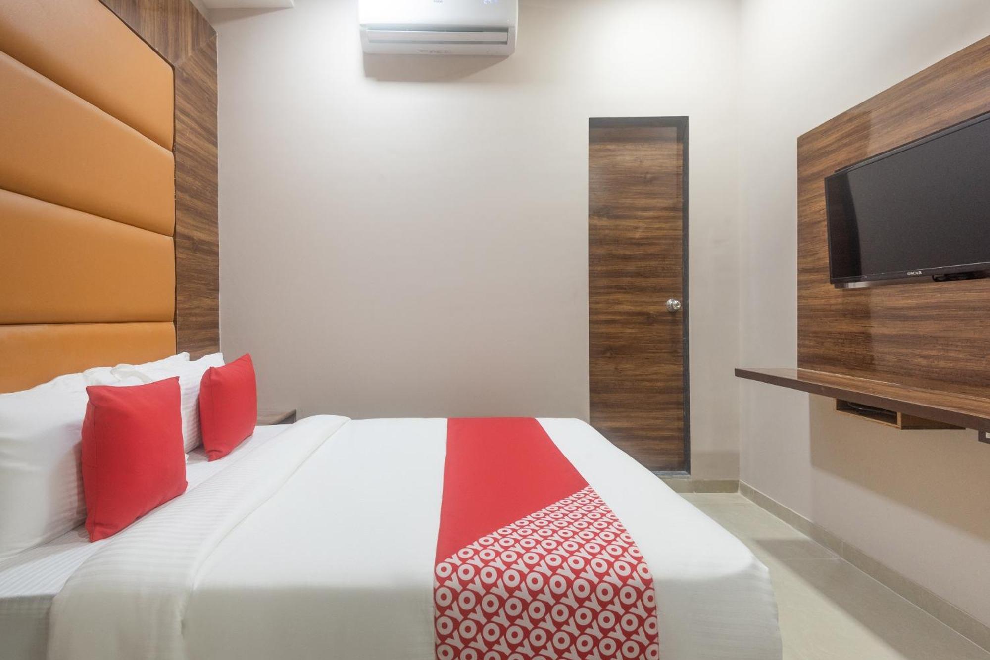 Hotel Blue Executive Near Chhatrapati Shivaji International Airport Мумбай Екстериор снимка
