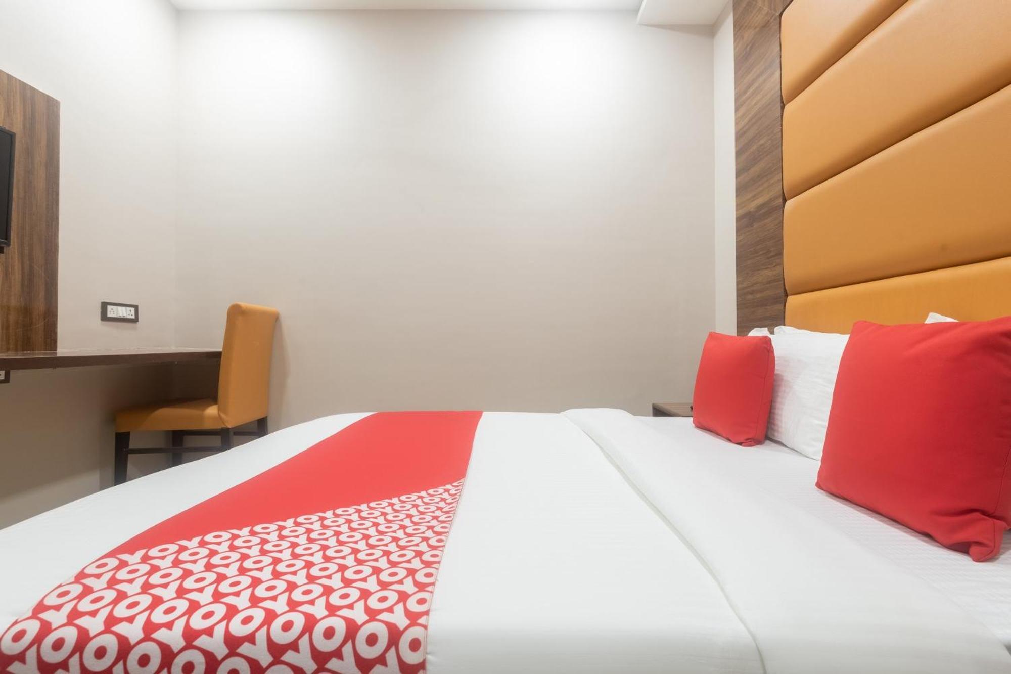Hotel Blue Executive Near Chhatrapati Shivaji International Airport Мумбай Екстериор снимка