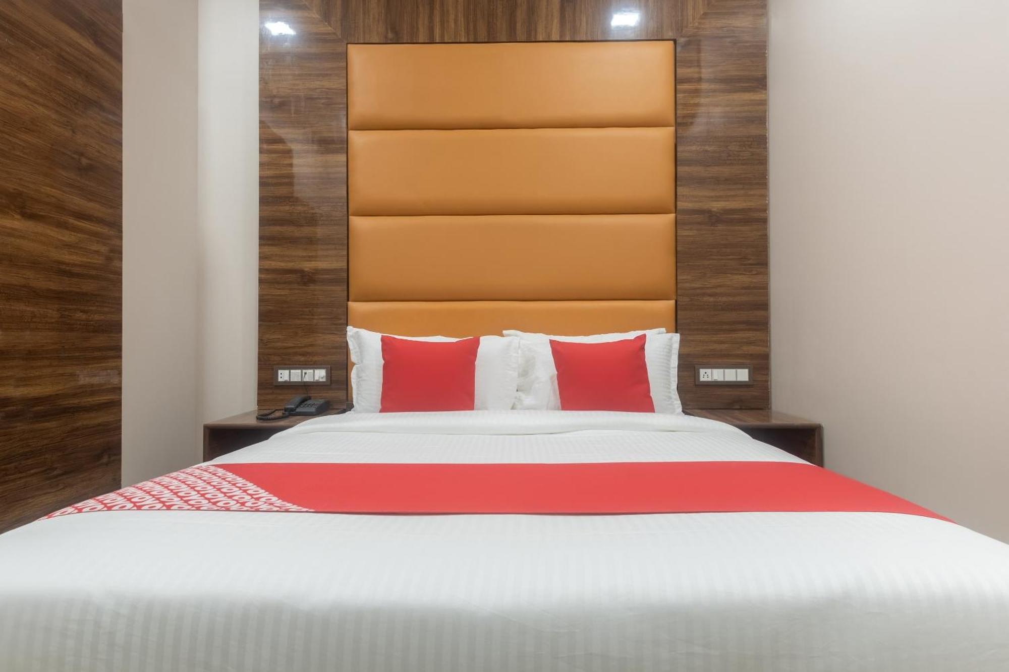Hotel Blue Executive Near Chhatrapati Shivaji International Airport Мумбай Екстериор снимка