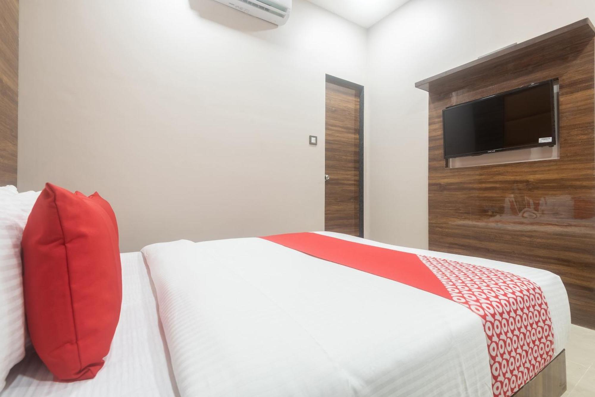 Hotel Blue Executive Near Chhatrapati Shivaji International Airport Мумбай Екстериор снимка