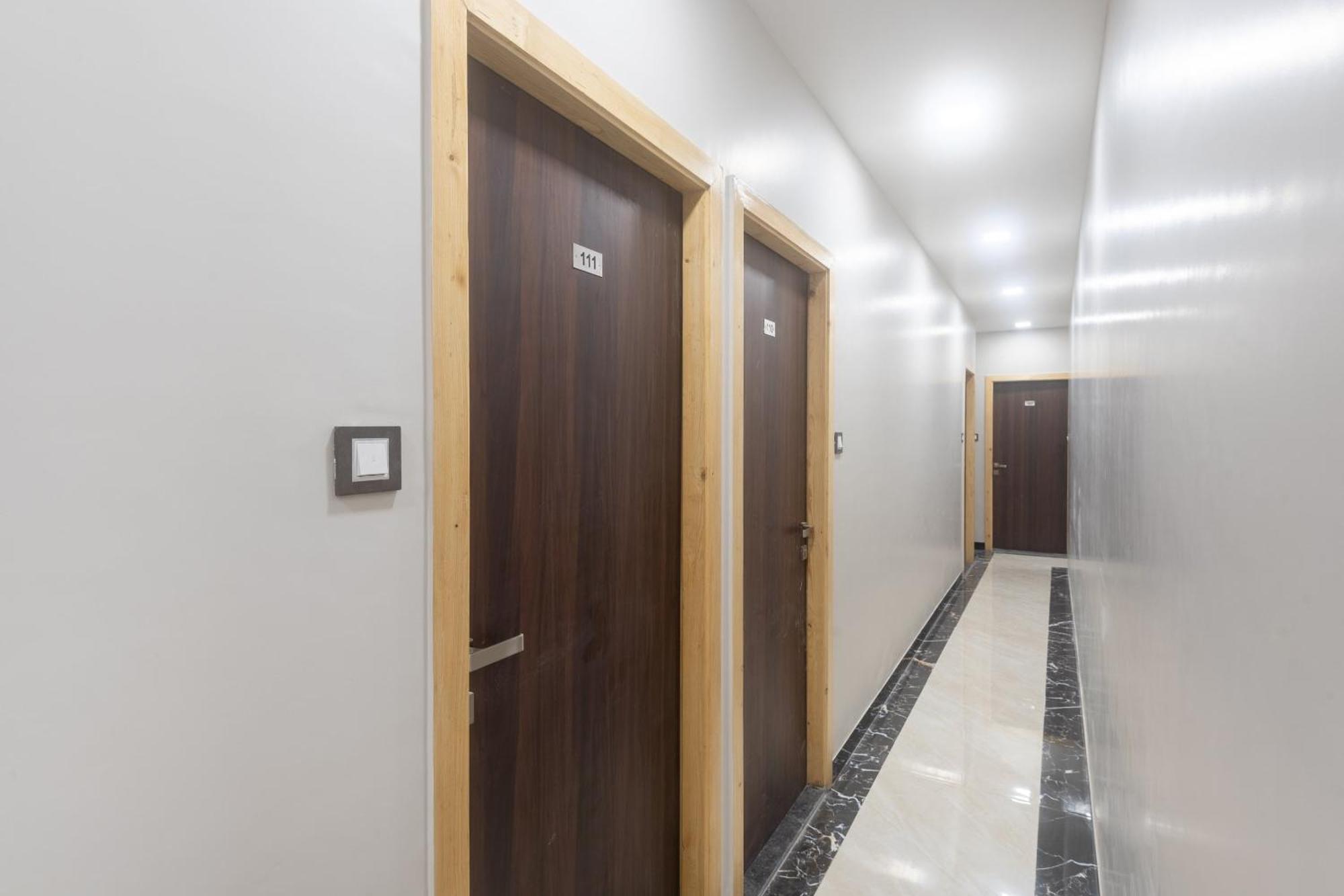 Hotel Blue Executive Near Chhatrapati Shivaji International Airport Мумбай Екстериор снимка